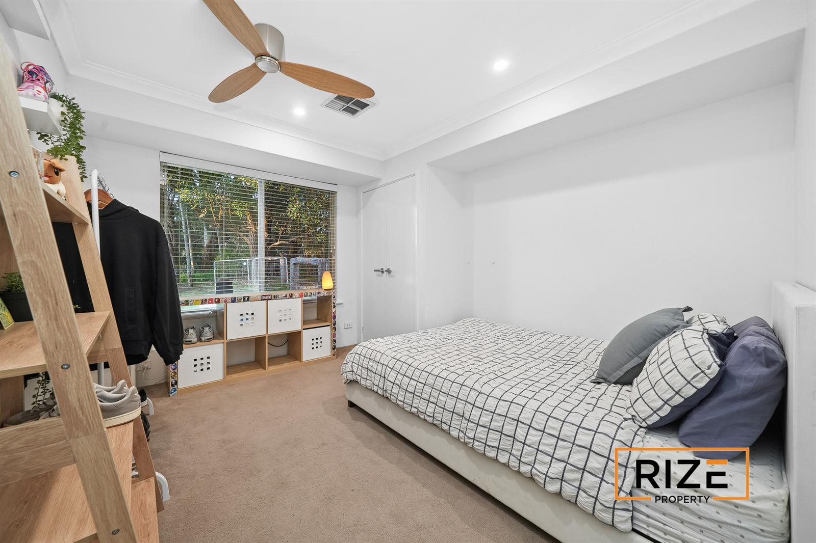 Queen-sized minor bedroom
