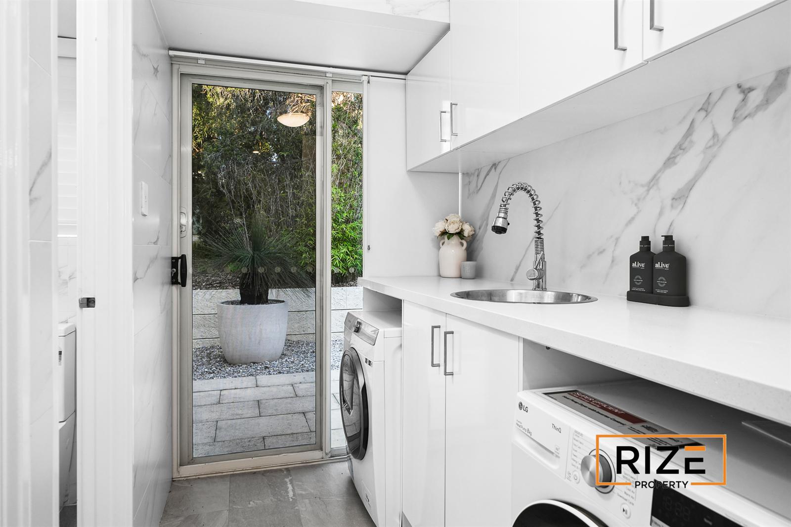 The laundry with direct access outside